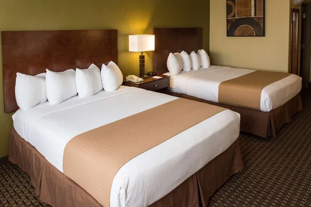 غرفة بسريرين كوين بحوض استحمام لذوي الإعاقة، Best Western Executive Inn Kenosha/Pleasant Prairie 2/4