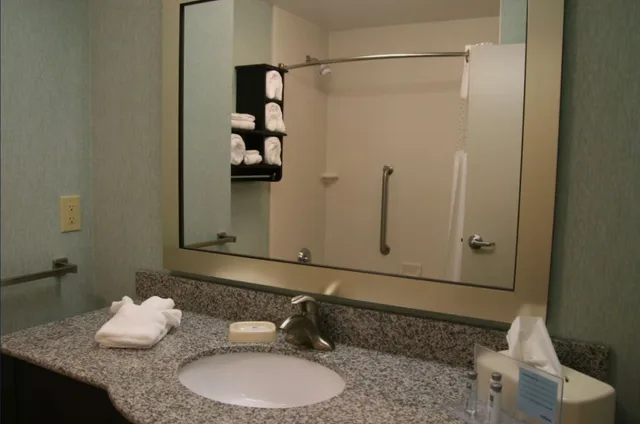 استوديو بسريرين كوين، Hampton Inn Suites Wilder 2/3