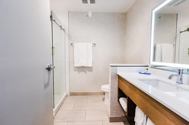 جناح بسريرين كوين مع أريكة، HOLIDAY INN EXPRESS & SUITES WEST EDMONTON-MALL AREA 4/7