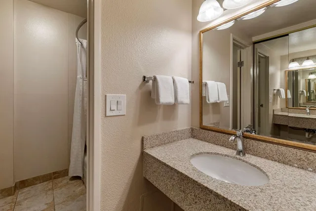 غرفة بسريرين كوين بإطلالة على المسبح بشرفة، Best Western Plus Royal Oak Hotel 3/3