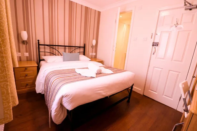 غرفة بسرير مزدوج بحمام خاص، The Fairway Hotel 5/7