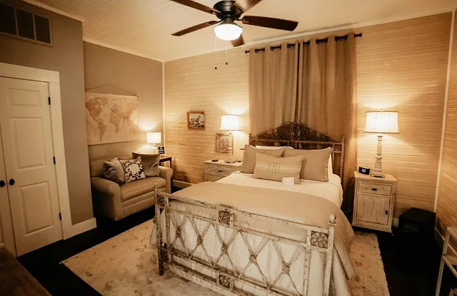 Queen Bed, Sofa, Ye Kendall Inn 1/5
