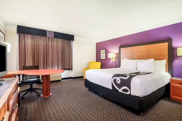 غرفة بسرير كينج يُسمح فيها بالحيوانات الأليفة، La Quinta Inn & Suites by Wyndham Myrtle Beach Broadway Area 1/4