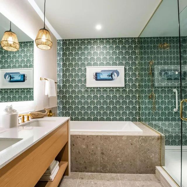 غرفة بسرير كينج بشرفة مع أريكة بمطبخ، Embassy Suites By Hilton Orlando Sunset Walk 6/10