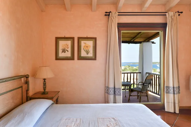 شقة سوبيريور بسرير كوين وسرير فردي بإطلالة على البحر بغرفتي نوم مع أريكة، Bagaglino I Giardini di Porto Cervo 1/9