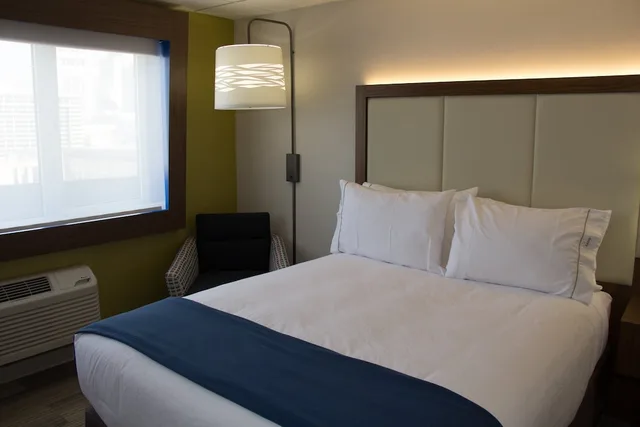 غرفة قياسية بسرير كينج بإطلالة على المدينة، Holiday Inn Express Salt Lake City Downtown 1/6