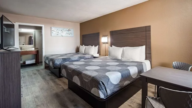 غرفة بسريرين كوين، SureStay Hotel by Best Western Olathe 1/3