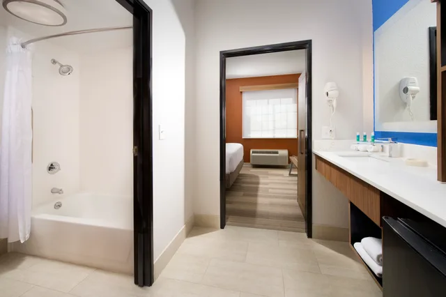 جناح بسريرين كينج مع أريكة، Holiday Inn Express Hotel Suites San Antonio Downtown Market Area 2/2
