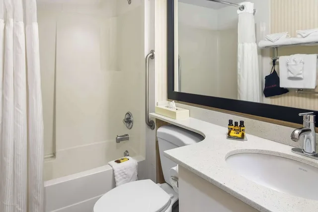 غرفة شهر العسل بسرير كينج بحوض جاكوزي، Best Western Plus Osoyoos Hotel And Suites 5/8