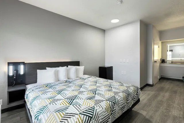 غرفة بسرير مزدوج بمطبخ لذوي الإعاقة، Studio6 Suites Jacksonville, NC 2/10
