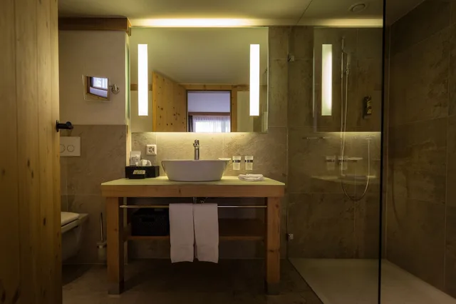 غرفة ديلوكس بسرير كوين بشرفة، Hotel Spitzhorn 2/2
