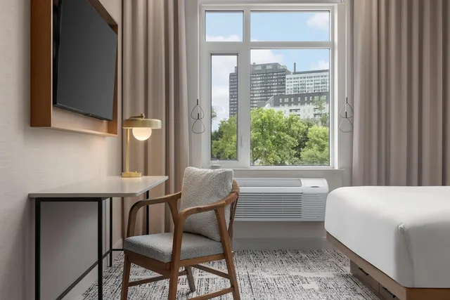 غرفة قياسية بسرير كوين لذوي الإعاقة، Hotel Railwayparc Montreal, Tapestry Collection by Hilton 1/2