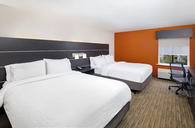 غرفة قياسية بسريرين كوين لذوي الإعاقة، Holiday Inn Express And Suites Locust Grove 3/5