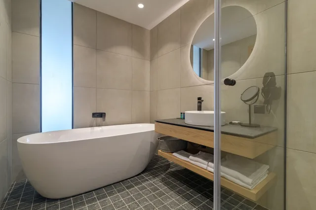 غرفة تنفيذية بسريرين منفصلين بإطلالة على البحر، Ensana Aquahouse Health Spa Hotel 3/3