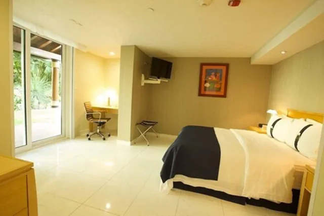 غرفة قياسية بسرير كينج بإطلالة على المسبح، Holiday Inn Cuernavaca 2/5