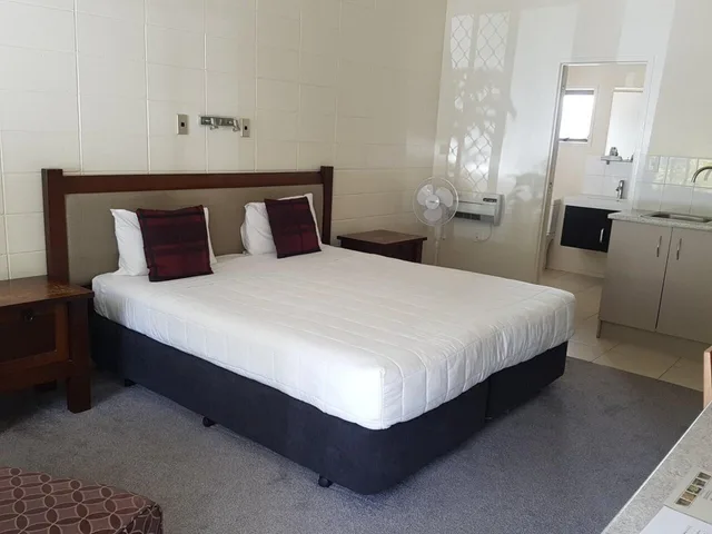 استوديو بسرير كينج، Bounty Motel 1/2