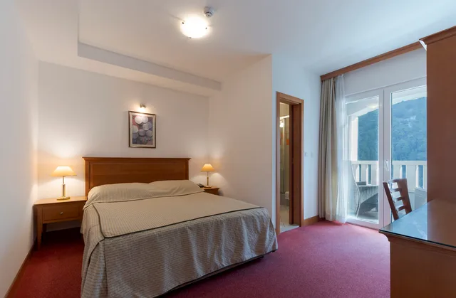 Gallery, Double Bed, Side Sea View، Hotel Villa Dvor 1/3