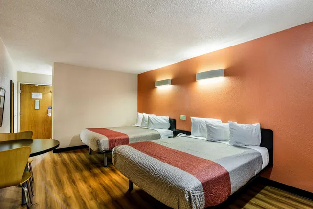 غرفة بسريرين كوين للمدخنين، Motel6 Libertyville, IL 2/10
