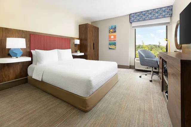 غرفة بسرير كينج مع أريكة، Hampton Inn Long Island-Islandia 3/6