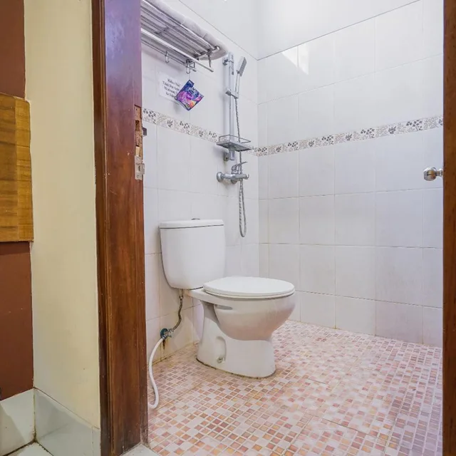 غرفة قياسية بسرير مزدوج، Reddoorz At Palasari 6/7