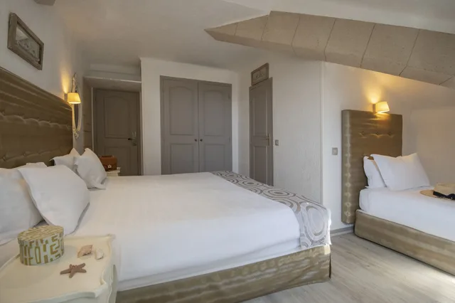 Room, Triple, 3 Beds, Golden Tulip Cannes de Paris 3/10
