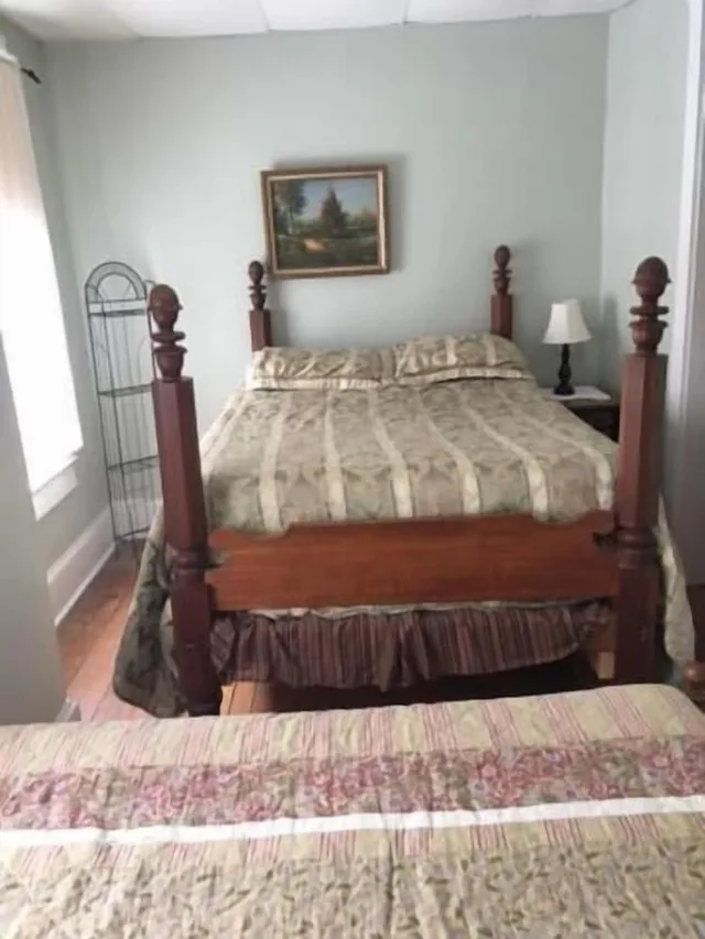 Carl, 1 Double and 1 Single Bed، Victorian Charm Inn 2/2