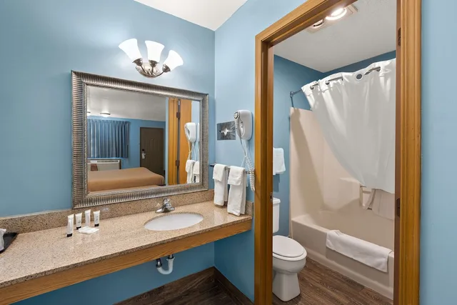 جناح بسرير كينج بحوض جاكوزي، Americas Best Value Inn Celina 4/4