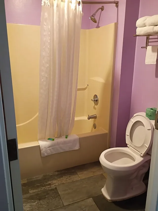 غرفة أساسية مفردة بسرير كينج، Americas Best Value Inn & Suites Slidell 6/8