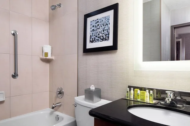 غرفة بسرير كينج مع أريكة، Wyndham Garden Westlake 6/6