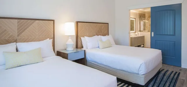 Resort, 2 Queen Beds, Sofa، Hawks Cay Resort 1/4