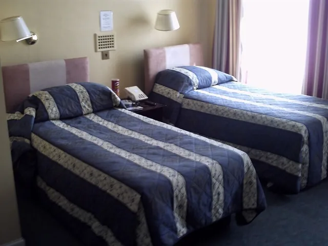 Standard, Twin Beds, The Lansdowne Hotel 2/3