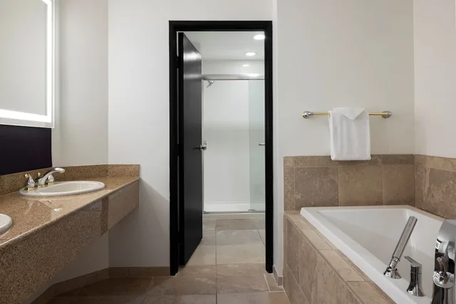 Renovated, Suite, 2 Double Beds, with View, North Tower، Harrah’s Laughlin - A Caesars Rewards Destination 2/2