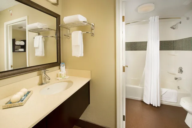 جناح بسرير كينج بشرفة بغرفة نوم واحدة، Staybridge Suites Miami Doral Area 5/7