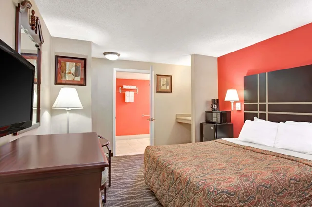 Standard, Queen Bed, Accessible, Days Inn by Wyndham Ridgefield NJ 1/3