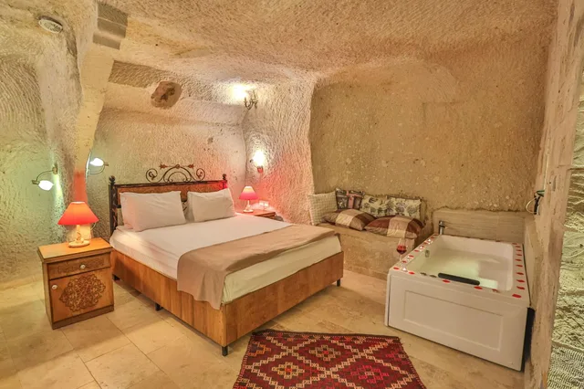 Cave, Deluxe, Hot Tub، Bedrock Cave Hotel 4/10