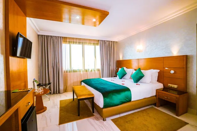جناح عائلي بثلاثة أسرّة وسرير كوين بغرفتي نوم مع أريكة، Argana Hotel 2/10