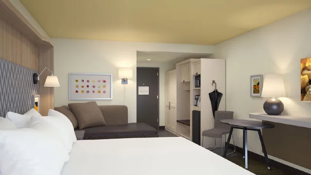 غرفة بسرير كينج، Holiday Inn Edmonton S Ellerslie Rd 2/10