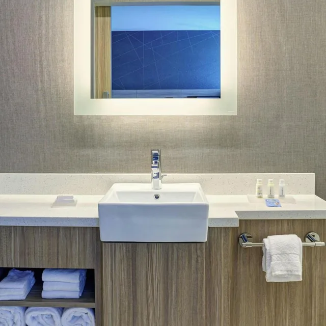 جناح بسريرين كوين مع سرير سحّاب إضافي مع أريكة لذوي الإعاقة، Springhill Suites Grand Rapids West 7/8