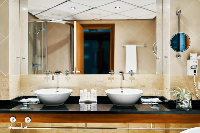 جناح رئاسي بسرير كوين بشرفة، Radisson Blu Ridzene Hotel, Riga 4/4