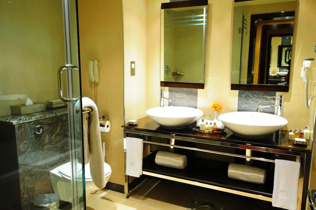 جناح تنفيذي بسرير كينج بإطلالة على الحديقة، Munyonyo Commonwealth Resort 6/6