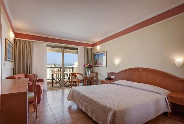 غرفة عائلية بسريرين منفصلين مع أريكة، Hydramis Palace 1/5