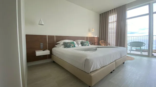 غرفة بسرير كينج بإطلالة على البحر في طابق مرتفع، Porto Covo Praia Hotel & SPA 2/6