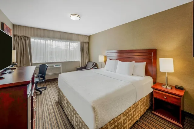 Room, King Bed, Days Inn by Wyndham Terrace 2/7