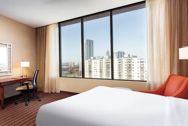 غرفة قياسية بسرير كينج، Holiday Inn Austin Town Lake Hotel 5/7