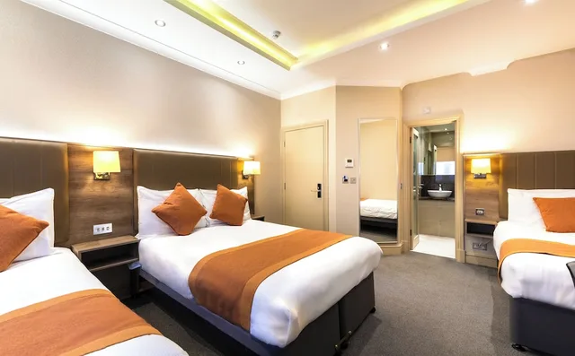 غرفة قياسية رباعية بسرير مزدوج وسريرين منفصلين، Sidney Hotel 2/4