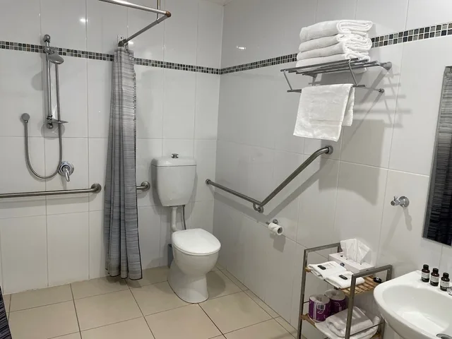 غرفة بسرير كوين وسرير فردي لذوي الإعاقة، MILLTHORPE MOTEL 3/3