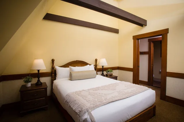 2 Bedrooms, Deluxe, Chalet, 2 Queen Beds, 2 Bathrooms, Sofa, Accessible، UCLA Lake Arrowhead Lodge 3/6