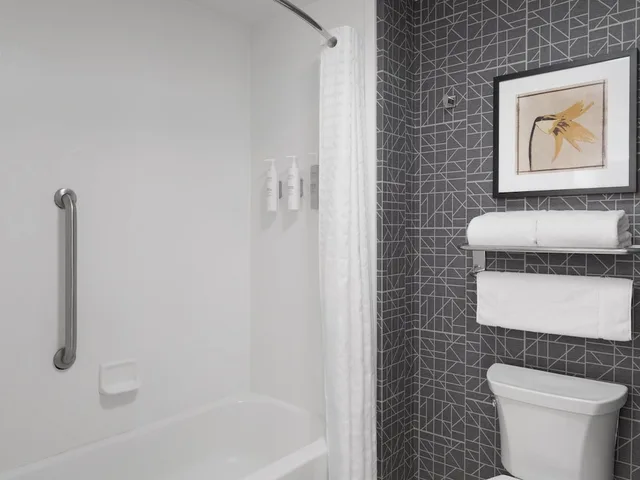 2 Bedrooms, Suite, 1 King and 2 Queen Beds, 2 Bathrooms، Homewood Suites By Hilton Akron Fairlawn Oh 7/9