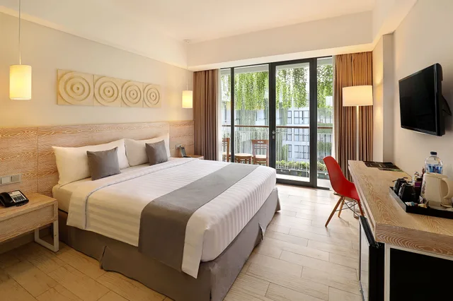 غرفة ديلوكس بسرير كينج بشرفة، Hotel Neo Kuta Legian 1/3
