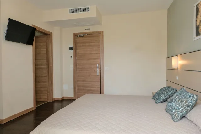 غرفة سوبيريور بسرير كوين بإطلالة جزئية على البحر، Hotel Orizzonte 4/6